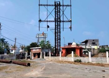 रायपुर: फुंडहर के खेल मैदान में निजी होर्डिंग लगाने का विरोध, सुरक्षा मानकों की अनदेखी का आरोप