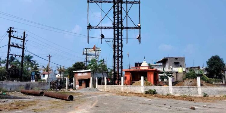 रायपुर: फुंडहर के खेल मैदान में निजी होर्डिंग लगाने का विरोध, सुरक्षा मानकों की अनदेखी का आरोप
