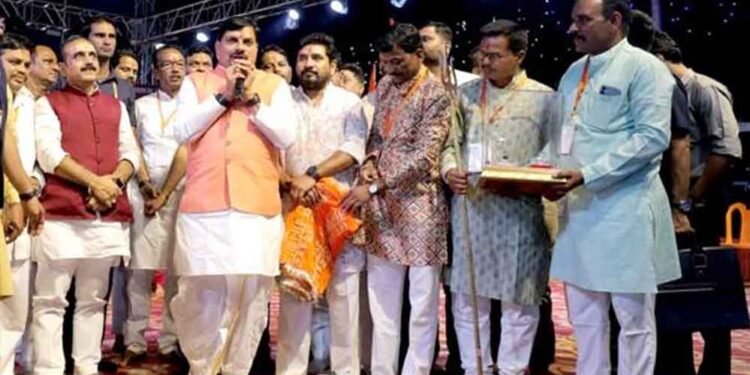 उज्जैन में गरबा आयोजनों में शामिल हुए CM डॉ. मोहन यादव, महानवमी-विजयादशमी की दी शुभकामनाएं