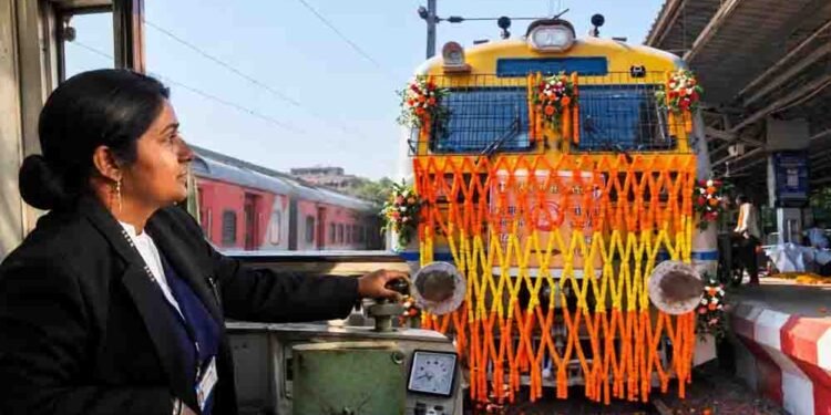 छत्तीसगढ़ के रावघाट पहुंची पहली मेमू ट्रेन, आजादी के बाद पहली बार दिखी रेल