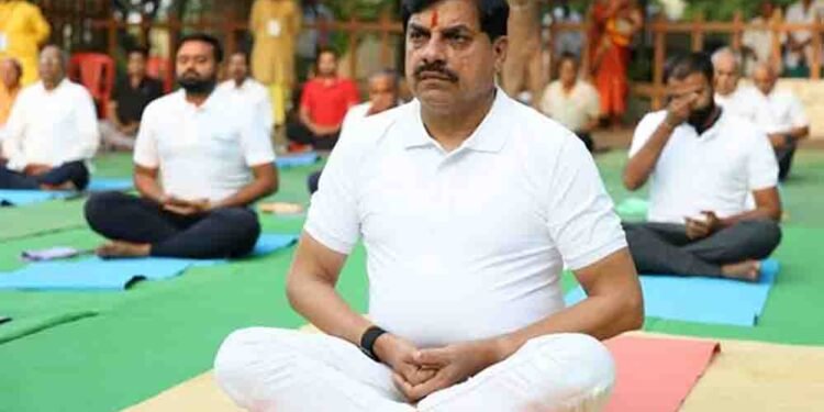 मुख्यमंत्री डॉ. मोहन यादव ने जामली (सेंधवा) के गायत्री धाम में किया योगाभ्यास