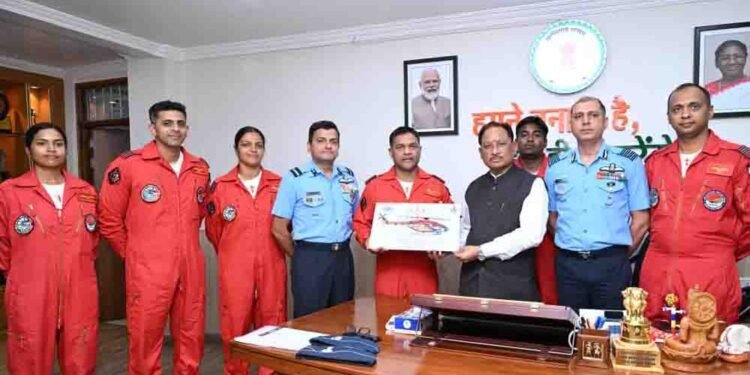 मुख्यमंत्री विष्णु देव साय से भारतीय वायु सेना की सारंग हेलीकॉप्टर डिस्प्ले टीम ने की सौजन्य मुलाकात