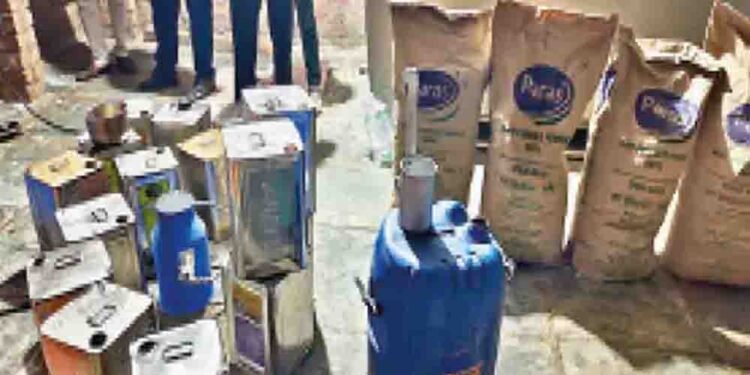 मंदसौर में नकली दूध की फैक्ट्री का खुलासा, केमिकल-पाम ऑयल से बन रहा था दूध; 2 हजार लीटर का टैंक मिला