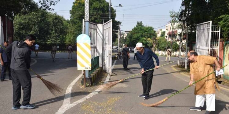 राज्यपाल डेका ने गांधी जयंती पर की साफ-सफाई