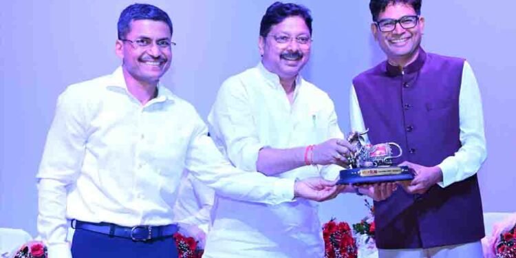 छत्तीसगढ़ के विकास का प्रमुख इंजन बनेगा हाउसिंग बोर्ड, आवास के साथ अधोसंरचना विकास में निभाएगा महत्वपूर्ण भूमिका : आवास एवं पर्यावरण मंत्री ओ.पी. चौधरी