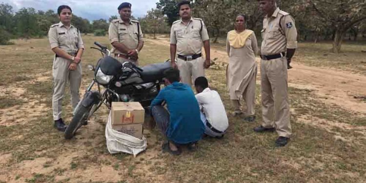 आबकारी ने तीन अलग अलग स्थानों से मोटरसाइकिल सहित चार आरोपियों से अवैध शराब पकड़ी