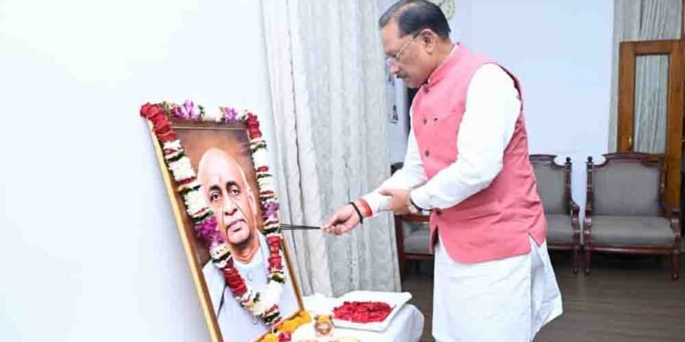 मुख्यमंत्री विष्णु देव साय ने लौह पुरुष सरदार वल्लभभाई पटेल की जयंती पर उन्हें किया नमन