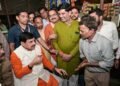 मुख्यमंत्री डॉ. यादव ने बरेला में सड़क किनारे लगी दुकान पर पी चाय