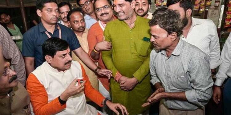 मुख्यमंत्री डॉ. यादव ने बरेला में सड़क किनारे लगी दुकान पर पी चाय