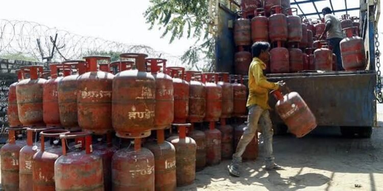 LPG सिलेंडर पर HPCL को ₹245 का नुकसान, नवंबर में बढ़कर ₹327 तक पहुंचने का अनुमान