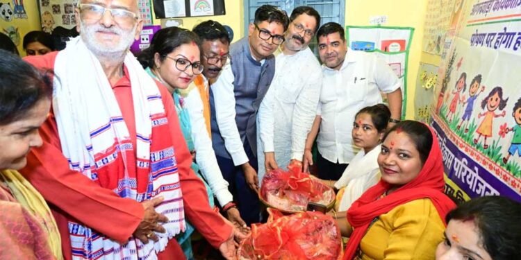 आंगनबाड़ी कार्यकर्ताओं, सहायिकाओं और मितानिनों का किया सम्मान, गर्भवती महिलाओं की हुई गोदभराई