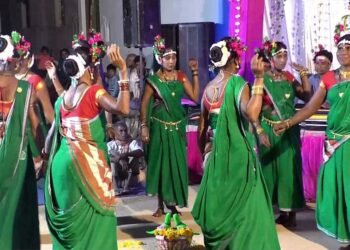 बलौदाबाजार में लोक नर्तक दलों ने सुआ नृत्य से मोहा दर्शकों का मन