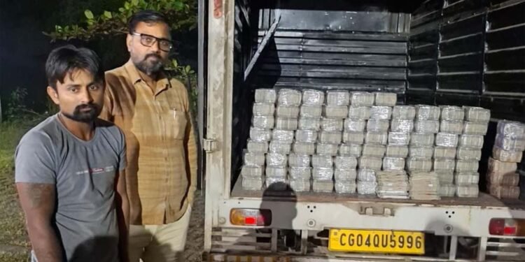दुर्ग में पिकअप से मिले ₹4 करोड़ कैश, चेकिंग के दौरान सीक्रेट चेंबर से बरामद हुई रकम