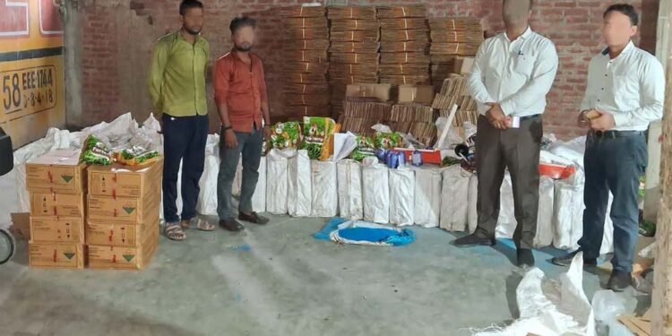 CG News: राजनांदगांव के औंधी में खुले में मिला जहरीले कीटनाशकों का जखीरा, मचा हड़कंप