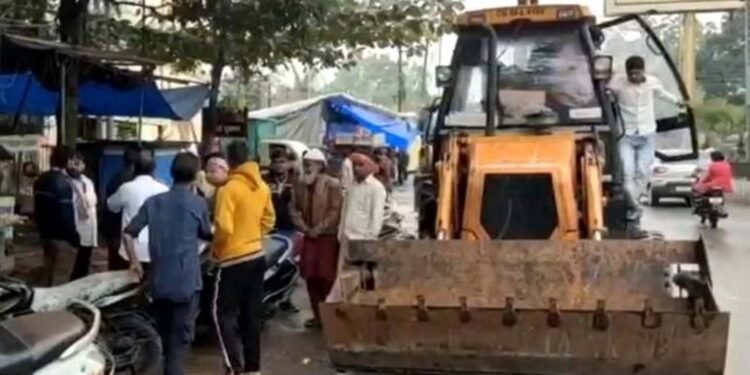 राजनांदगांव में गाय का कटा सिर मिलने पर आरोपी की दुकान पर चला बुलडोजर