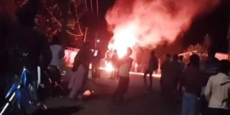 डिंडौरी में हिट एंड रन से एक की मौत, चार गंभीर; गुस्साई भीड़ ने कार फूंकी