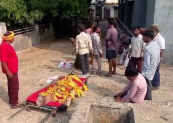 गुना में शव घर ले जाने से रोका, अस्पताल के बाहर सजानी पड़ी अर्थी