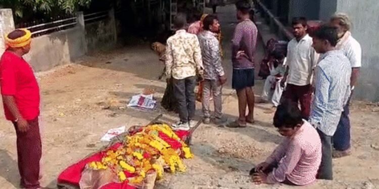 गुना में शव घर ले जाने से रोका, अस्पताल के बाहर सजानी पड़ी अर्थी