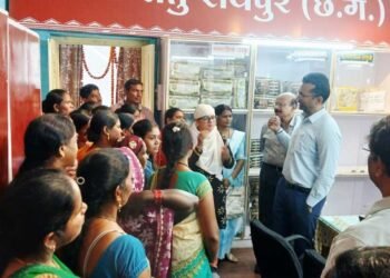 ग्रामोद्योग सचिव  राजेश सिंह राणा ने किया छत्तीसगढ़ रेशम सेतु का निरीक्षण