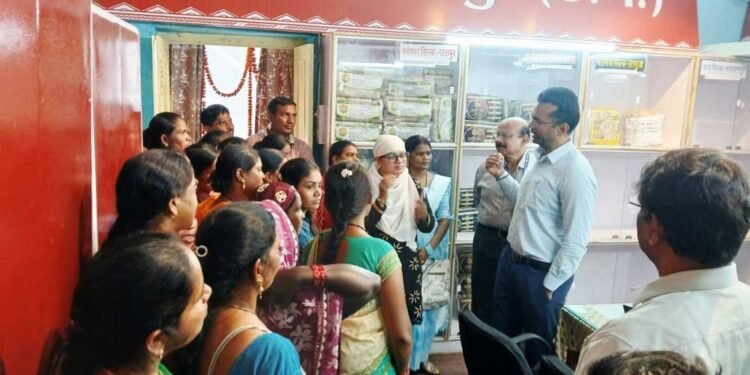 ग्रामोद्योग सचिव  राजेश सिंह राणा ने किया छत्तीसगढ़ रेशम सेतु का निरीक्षण