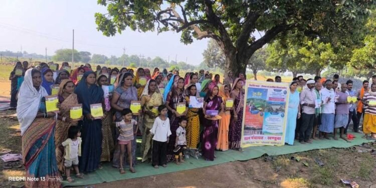 आयुक्त तारन प्रकाश सिन्हा ने खंडुआ में किया सिंचाई नाली निर्माण कार्य का निरीक्षण, श्रमिकों से किया सीधा संवाद