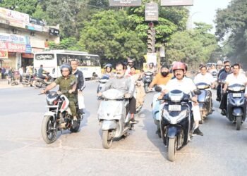 उप मुख्यमंत्री अरुण साव निकले स्कूटी पर, शहर भ्रमण कर सफाई और निर्माण कार्यों का किया निरीक्षण