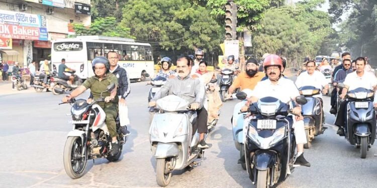 उप मुख्यमंत्री  अरुण साव निकले स्कूटी पर, शहर भ्रमण कर सफाई और निर्माण कार्यों का किया निरीक्षण