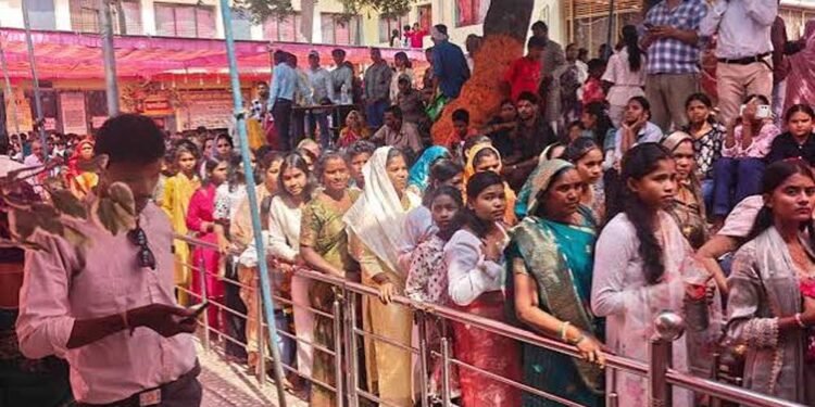 नवरात्रि में मां बिरासिनी के दरबार में उमड़ती है श्रद्धा, दसवीं शताब्दी से आस्था का केंद्र है प्राचीन धाम