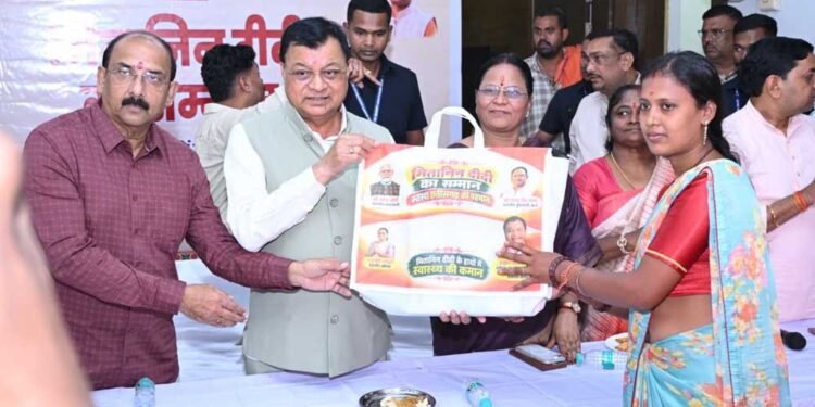 सेवा संकल्प अभियान के तहत मितानिन दीदियों का कैबिनेट मंत्री  लखन लाल देवांगन ने किया सम्मान, जनसेवा में योगदान की सराहना की