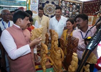 एमए पास दुर्गा सिंह ने हुनर को बनाया अपनी ताकत, लकड़ी की कलाकारी से संवार रहीं भविष्य