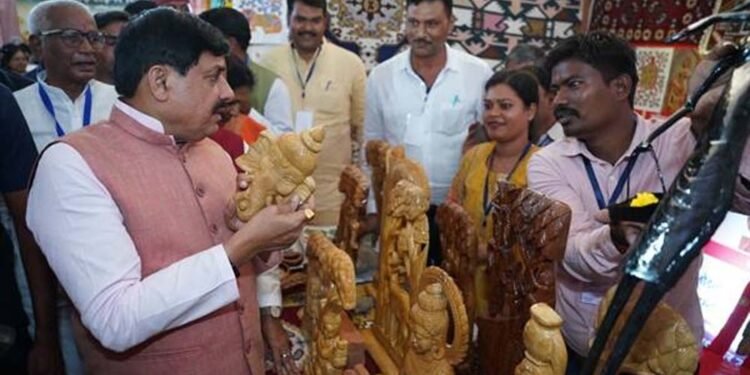 एमए पास दुर्गा सिंह ने हुनर को बनाया अपनी ताकत, लकड़ी की कलाकारी से संवार रहीं भविष्य