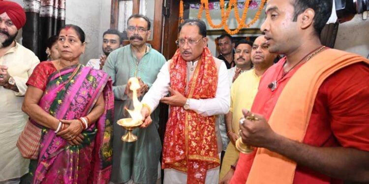 मुख्यमंत्री  विष्णु देव साय ने मां काली और मां दुर्गा की पूजा-अर्चना कर प्रदेश की सुख-समृद्धि की कामना की