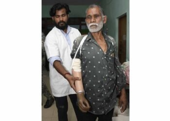 ट्रेन हादसे के दर्द पर ‘सेवा संकल्प’ का मरहम, धमतरी के तेजराम को दो घंटे में मिला कृत्रिम हाथ, लौटी जिंदगी की रंगत