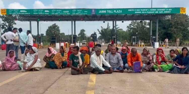 टोल वसूली के खिलाफ 12 पंचायतों का हल्लाबोल, ग्रामीणों ने जमही टोल प्लाजा पर किया चक्काजाम