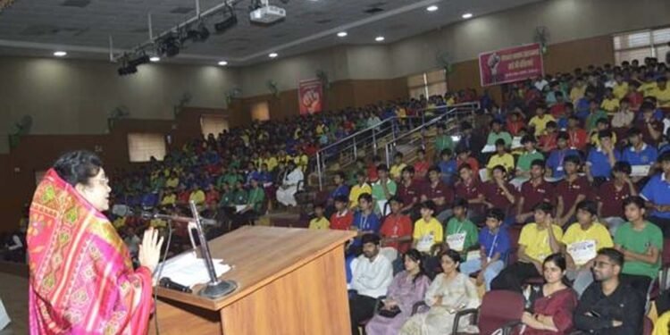 लोकतांत्रिक मूल्यों के प्रति जागरूक रहें युवा : राज्य मंत्री  गौर