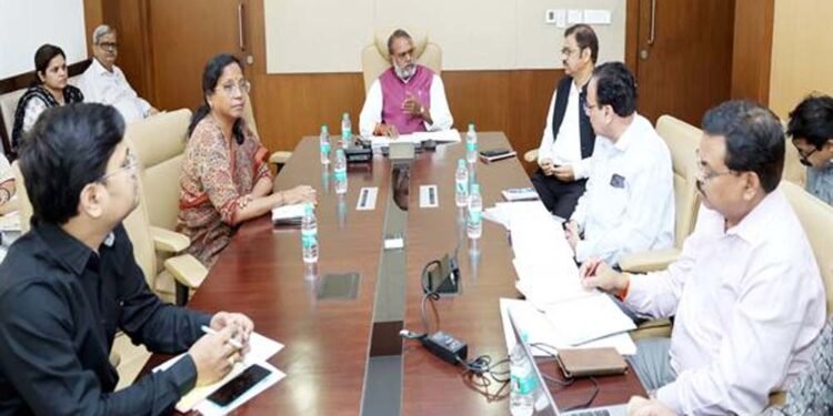 योजनाओं के लक्ष्य समय-सीमा में पूर्ण करें, सभी जरूरतमंदों तक पहुँचाएँ लाभ : मंत्री कुशवाहा