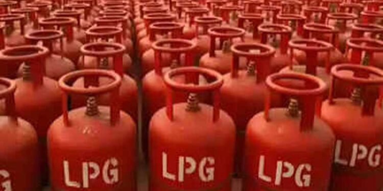भोपाल में 1 लाख LPG उपभोक्ताओं पर गैस संकट, KYC नहीं कराने पर कनेक्शन ब्लॉक; बुकिंग भी ठप