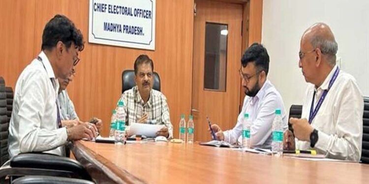 नए मतदाताओं के शिविरों के माध्यम से अधिक से अधिक फॉर्म प्राप्त करें : मुख्य निर्वाचन पदाधिकारी श्री झा